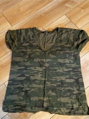 Sanctuary Women's Camo Short Sleeve V-Neck Tee - Olive Green